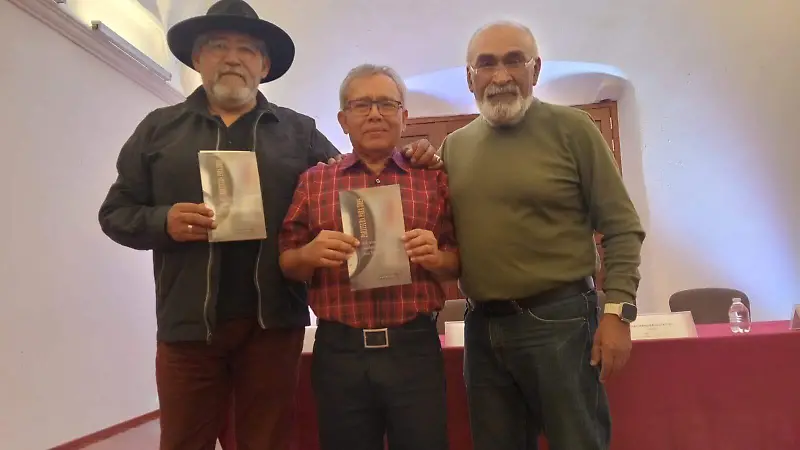  Los escritores lucieron felices al visitar Celaya.